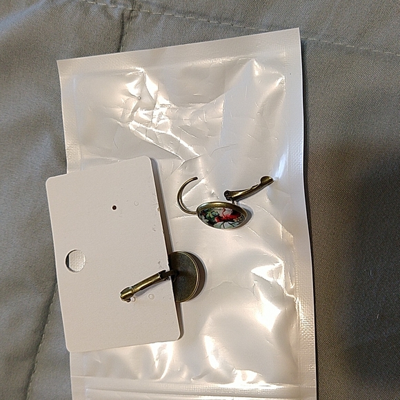 3 for $25/Beautiful Vintage-Inspired Earrings - Picture 3 of 5